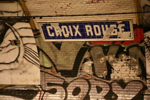 Interior de la estación fantasma del metro de París Croix Rouge.