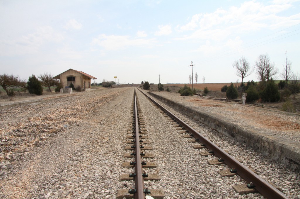 Apeadero de Fontioso - Cilleruelo de Abajo que, como se puede comprobar, fue estación hasta que se levantó sus vías de cruce. Foto: turismoytren.com