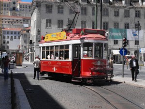 Nuevo tranvía turístico en el centro de Lisboa.