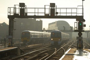 La renacionalización sería un cambio sustancial del sistema ferroviario británico actual.