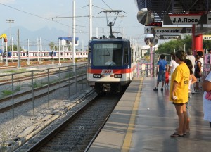 Tren de Metrorrey fabricado por Bombardier y similar a los de CAF, en la estación Talleres de la línea 1. Foto: Omaaar.