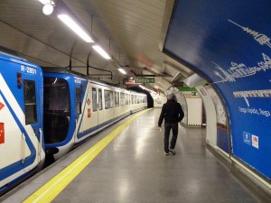 El comportamiento imprudente de algunos viajeros ha causado aún más retrasos en la línea 5 de Metro de Madrid en plena hora punta