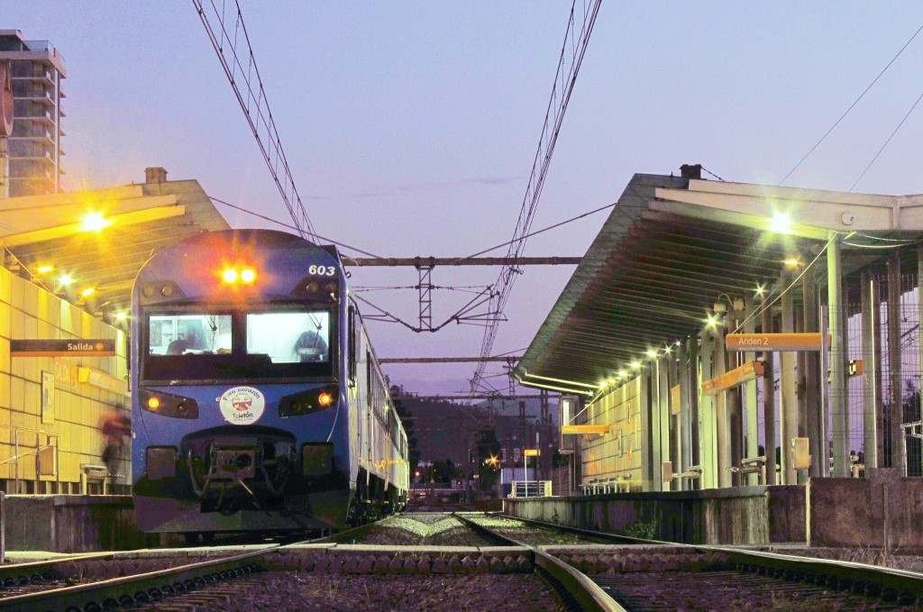 Un UTS 444 en la estación de ferrocarril de Concepción haciendo un especial de la Teletón en 2002. Foto: Sebastián Betancourt.