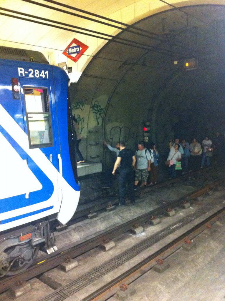 Los viajeros iniciando el desalojo del tren. Foto cortesía de Belén Granado.