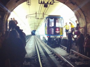 Los viajeros del tren averiado del metro de Madrid llegando a pie a la estación. Foto: Belén Granado.