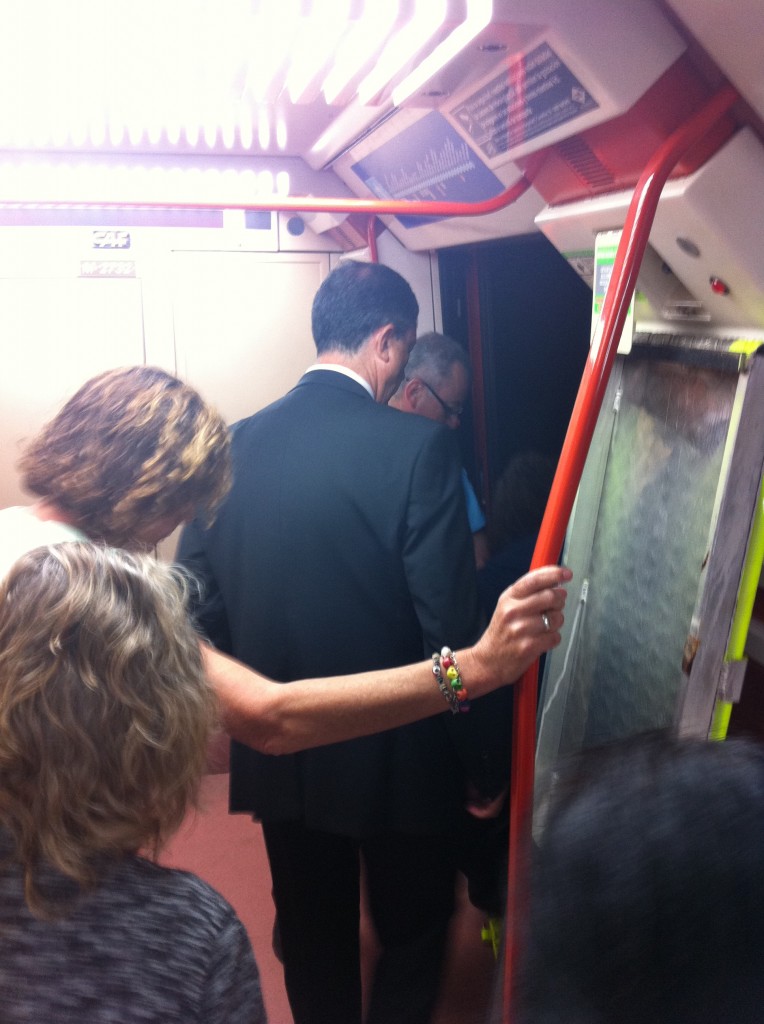     Los viajeros iniciando el desalojo del tren. Foto cortesía de Belén Granado.