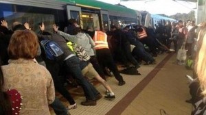 El insólito rescate se produjo con los viajeros empujando la caja del tren para liberar el pie. Foto: BuzzFeed Australia