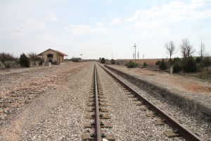 Las vías del Directo de Burgos están desiertas, salvo en los tramos Madrid-Colmenar Viejo y Aranda de Duero-Burgos, por donde aún se da servicio.