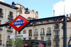 Los locales tradicionales del metro de Madrid se unen para denunciar la supuesta competencia desleal de los nuevos stands.