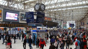 El tren británico está especialmente saturado en los servicios que conectan Londres desde alguna de sus estaciones. La de la imagen es Waterloo.