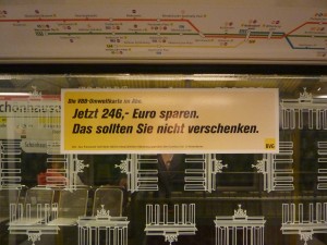 "Ahorra 246 euros. No los regales" indica un cartel en todos los coches del metro de Berlín.