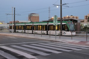 Un convoy del metro de Málaga en la parada de Teatinos. Los responsables de este nuevo medio de transporte de Málaga están satisfechos con el rendimiento de la red.