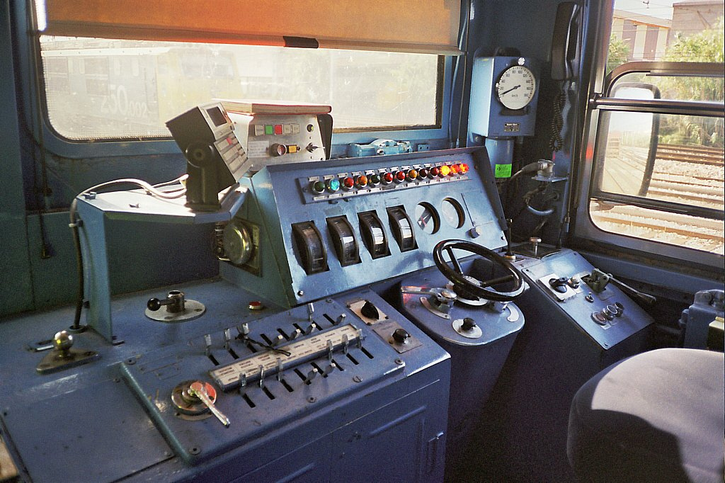 Interior de una cabina en la que se puede apreciar el sistema Tren-Tierra (aparato negro sobre el pupitre)