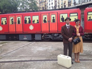 El vehículo que los señores del metro de Madrid tratan de histórico, junto a personajes vestidos de época. Foto vía Twitter hecha por @IGVelayos