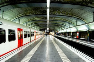 La ampliación de la línea Llobregat-Anoia de FGC y su conexión con la línea Barcelona-Vallés mejorará el mallado del transporte urbano de Barcelona. Foto: Bermus89.