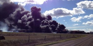 El incendio provocado pr el tren descarrilado en Canadá formó una columna de humo espeso que tardó horas en extinguirse.