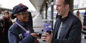 Una empleada de iDTGV (filial de SNCF) revisando uno de los billetes con las Google Glass.