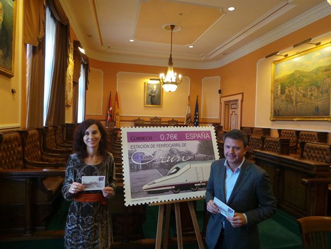 Imagen de la presentación oficial del sello de Correos dedicado a la estación de Irún.