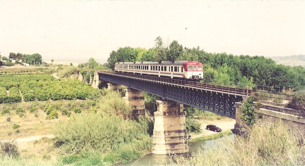 El reto del ciclista Fulgencio Sánchez al tren Alcoy-Játiva es sólo otro de los intentos de salvar esta línea ferroviaria