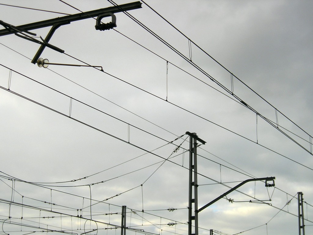 La catenaria ferroviaria es un elemento peligroso pues se encarga de la conducción de electricidad con la que se alimentan los trenes y, en el caso de la de alta velocidad, tan sólo tocarla uno resulta electrocutado. Foto: migueljbr.