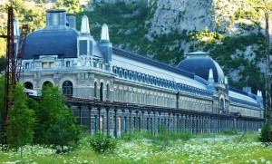 La majestuosa estación de Canfranc se resiste a caer en el olvido