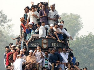 En Bangladesh es común subirse al techo de los trenes pese a su peligrosidad. Foto: Mayeenul Islam.