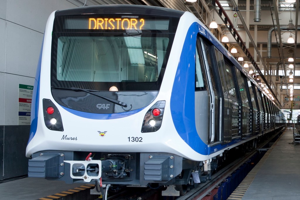 Uno de los trenes de CAF que actualmente circulan en el metro de Bucarest.