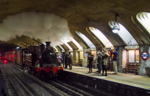 Locomotora Metropolitan 1 circulando por los túneles del metro de Londres conmemorando el 150 aniversario de su inauguración. Foto tomada en Baker Street por Ed Webster.