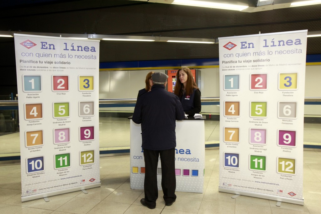 Metro de Madrid ha instalado stands informativos para promocionar la campaña En línea con quien más lo necesita.