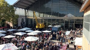 Imagen de la playa de vías del Museo del Ferrocarril de Delicias llenas de gente gracias a la actividad. Foto: Mercado de Motores.