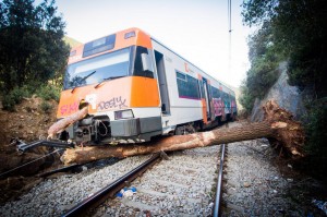 Estado del tren descarrilado por la caída del árbol. Se especula con que el maquinista podría perder algún miembro.