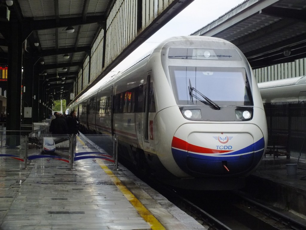 Uno de los trenes empleados en las conexiones de alta velocidad de Turquía.Foto: B'Tian Denizcan P. Dorsam