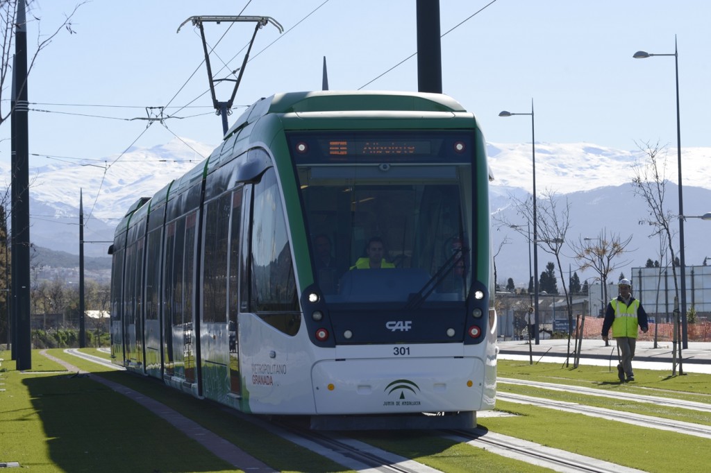 Uno de los trenes en pruebas de metro de Granada.