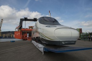 Imagen del primer Talgo a la Meca embarcando en el puerto de Barcelona.