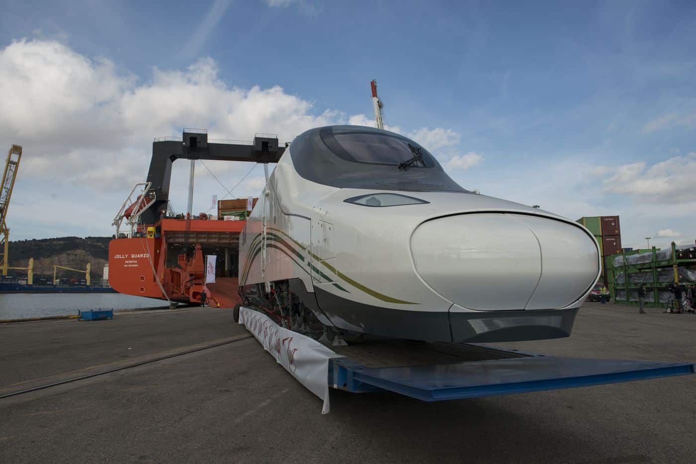 Imagen del primer Talgo a la Meca embarcando en el puerto de Barcelona.
