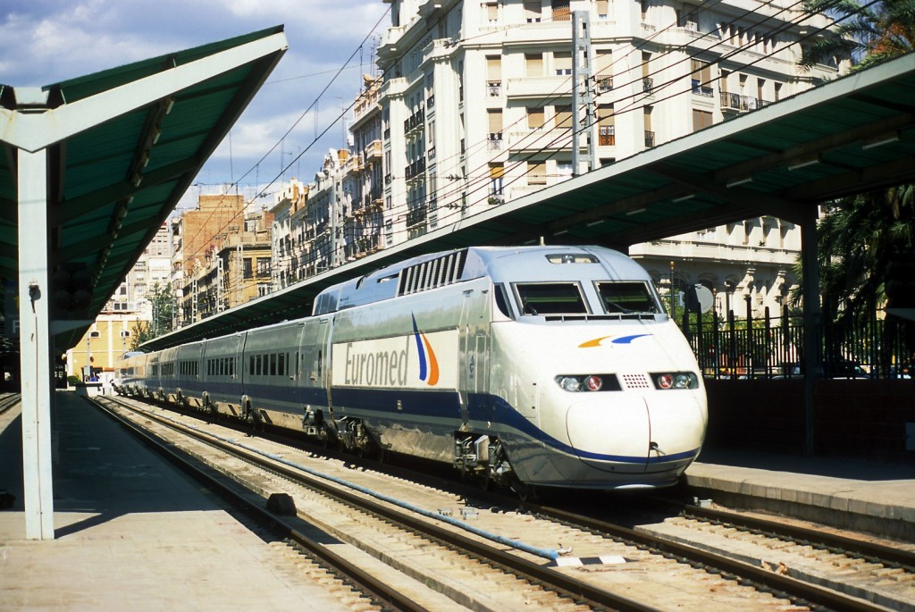 Tren de alta velocidad de la serie 101 (ahora integrada en la serie 100 de AVE) en una línea convencional en Valencia. Foto: Falk2.