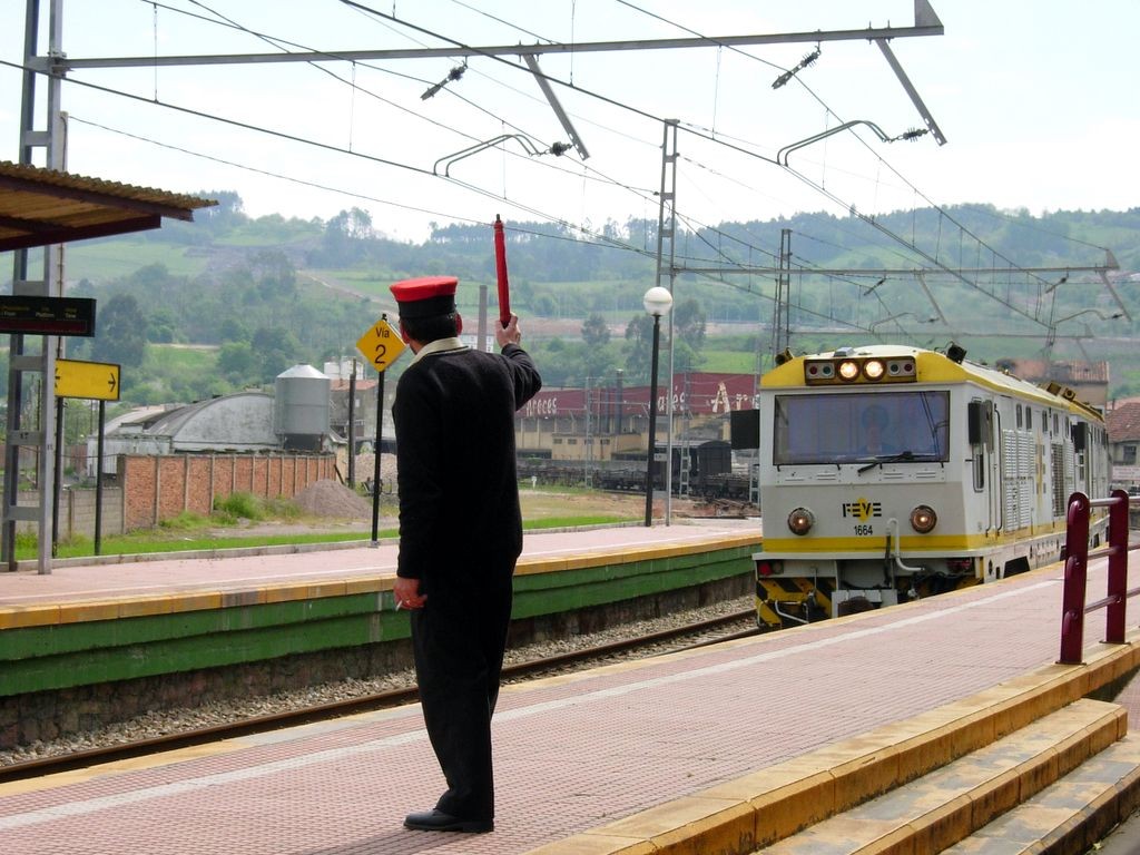 Uno de los agentes más conoocidos del personal ferroviario es el Jefe de circulación, anteriormente conocido como el Jefe de estación. Foto: jlmaral.