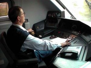 El maquinista de un tren no sólo tiene la responsabilidad de conducirlo. Foto: LupoCapra.