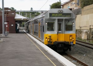 Tren de la serie C pasando sin parar por  Bardwell Park. Foto: Jason Antony.