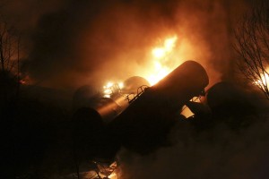 El descarrilamiento de algunos vagones ha desencadenado un incendio y el vertido al río. Foto: Yahoo News.