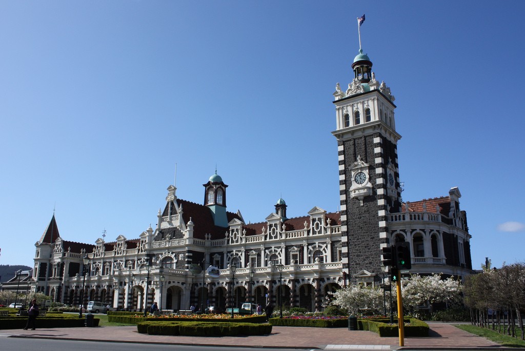 La impresionante estación de Dunedin tiene una torre con reloj visible desde casi todo el centro de la ciudad. Foto: Heather