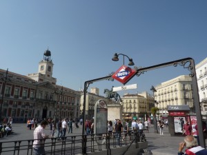 Un empleado de Metro de Madrid ya ha sido expedientado por la nota en la que se pedía especial revisión a músicos, mendigos y gays en la línea 2. Foto: Ferro435.