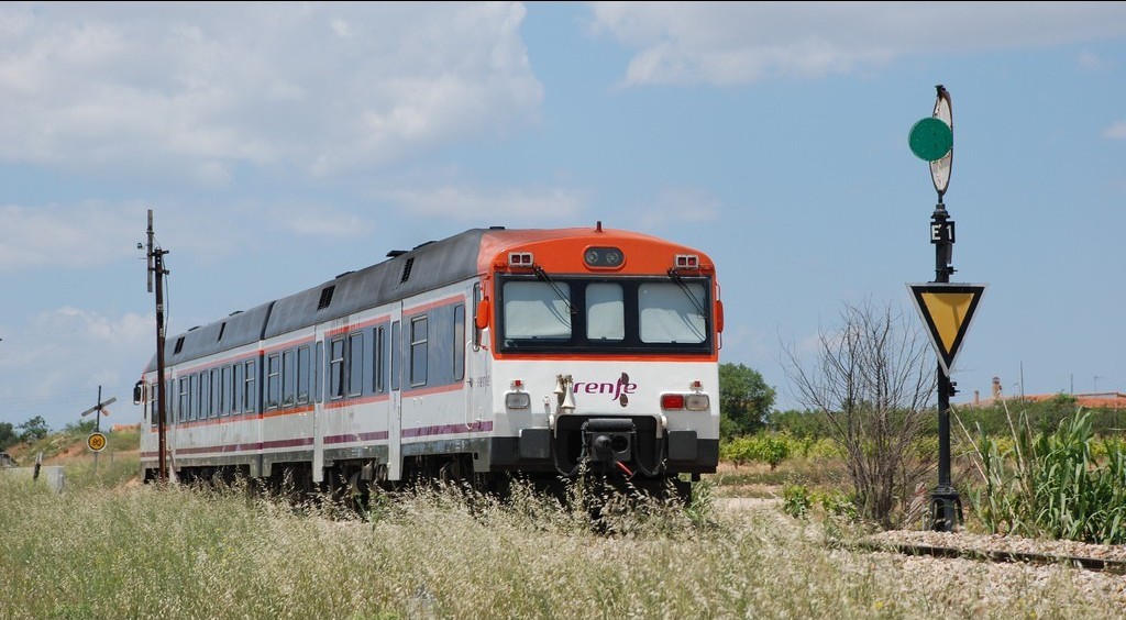 El 592-201 "Atómico" junto a una señal mecánica  compuesta avanzada en anuncio de precaución junto a la estación de Utiel. Foto: Sergio Moreno.