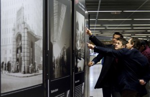 La muestra de Català Roca irá exponiéndose en los intercambiadores de Madrid hasta el 19 de junio. Foto: Metro de Madrid.