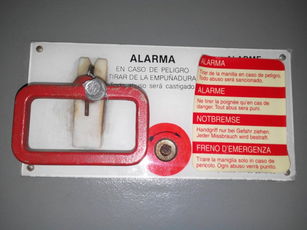 Uno de los aparatos de alarma más clásicos y conocidos es el de empuñadura, en este caso uno correspondiente a un coche 9600. Foto: Miguel Bustos.
