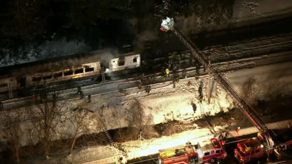 Imagen del convoy accidentado en Nueva York que muestra el estado del tren tras la colisión y el posterior incendio. Foto: Telemundo 47.