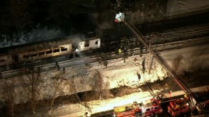 Imagen del convoy accidentado en Nueva York que muestra el estado del tren tras la colisión y el posterior incendio. Foto: Telemundo 47.