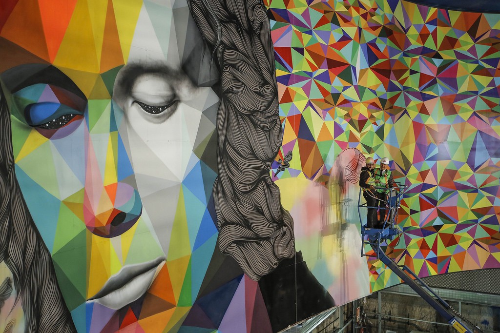 El mural de arte urbano dedicado al maestro es el principal elemento decorativo de la nueva estación de Paco de Lucía. Foto: Comunidad de Madrid.