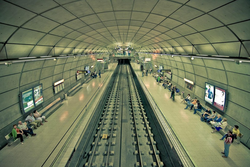 Tanto el metro de Bilbao como el de Barcelona ofrecen trenes nocturnos los sábados. Foto: Aitor Aguirregabiria.