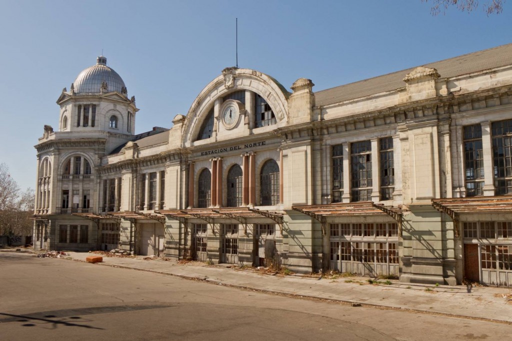 Fachada exterior de la abandonada estación de Príncipe Pío (antigua estación del Norte). Foto: Kadellar.